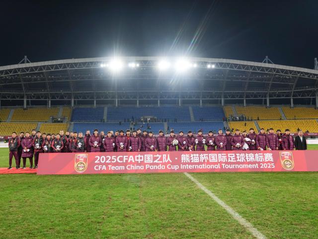 1763631640195048363.jpg (体育)(1)足球——“熊猫杯”国际锦标赛落幕XxjpseC002177_20251118_PEPFN0A001.jpg